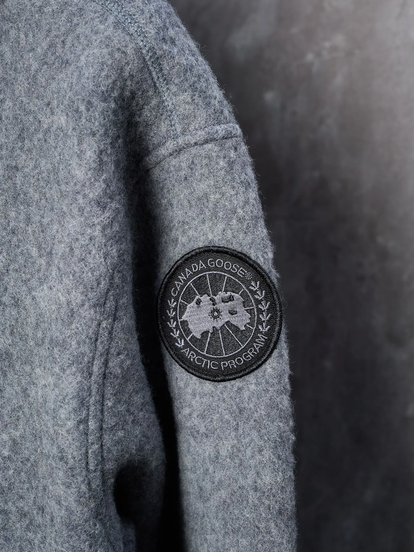 P780 Actual hanging auction] CANADA GOOSE/Canada Goose Chilliwack Black Label Wool Fleece Bomber Jacket [Ready Stock] S M L XL This black label Chilliwack Wool Fleece Bomber Jacket is warm and breathable. It is made of Kind Fleece wool fabric. This is our new generation of fleece fabric. It is warm and breathable, helping to stop the earth from warming and dispelling severe cold for mankind. Following the adjustable streamlined hood of the Chilliwack parka, the loose fit makes it comfortable to wear. Rib knit cuffs and hem, CORDURA® reinforcement in high-wear areas for added durability, two exterior zippered side-seam pockets. Dry cleaning is recommended to preserve the texture of the clothing.